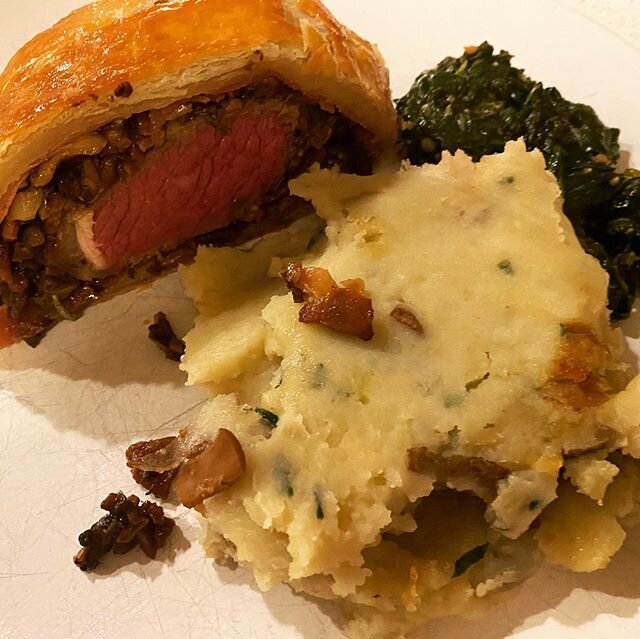 Beef Wellington!!! #AJRBLab - February 2019

Finally took on the challenge and loved the result 🤤 #AJRB #BeefWellington with garlic and chive mashed potatoes and saut&eacute;ed greens.