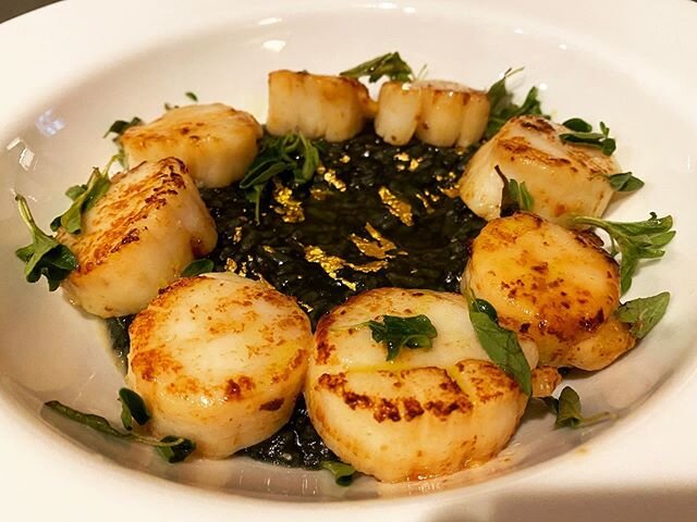 Happy Valentine&rsquo;s Day ❤️🥰🌹 Activated Charcoal Risotto with Seared Scallops, Gold Leaf, Fresh Oregano, and Lemon #AJRBLab

Exclusively for the love of my life 😍😍😍 #AJRB #GoldLeaf #Scallops #BetterinBlack