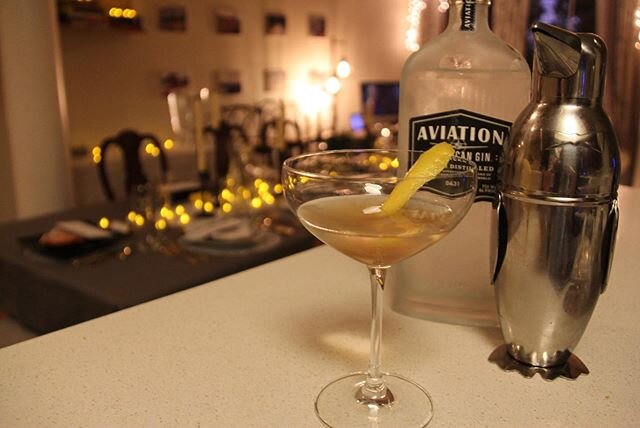 It&rsquo;s the Bee&rsquo;s Knees 🐝 #AJRB - February 2019

Homemade Honey Syrup, Gin, and a twist of lemon

@aviationgin from @vancityreynolds as smooth as the holiday ad promised