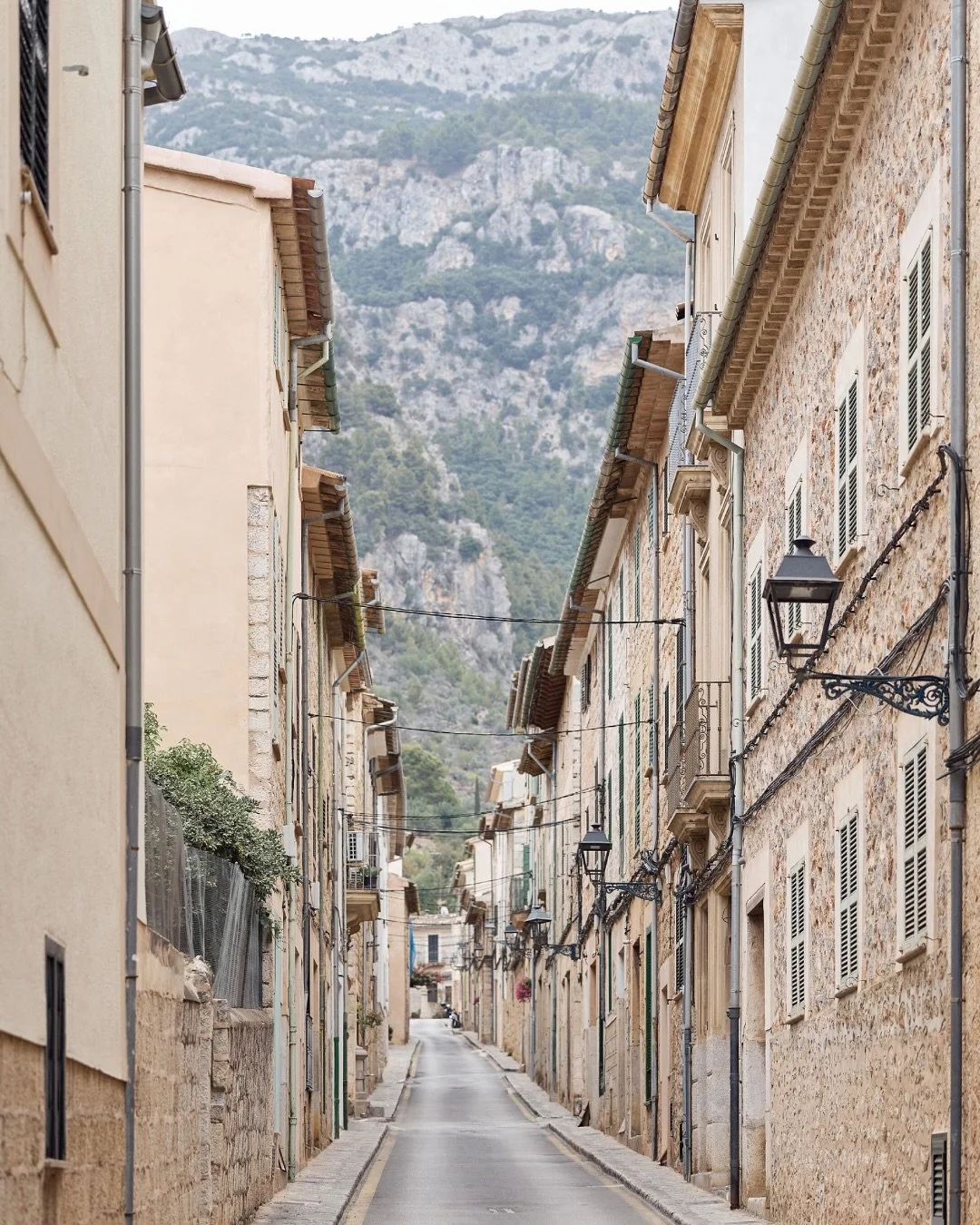 Beneath the golden Mallorcan sun, C+C exchanged vows at Son Marroig &ndash; a celebration defined by sculptural florals, architectural grandeur and a sense of effortless refinement. The setting, the light, and the design came together in perfect bala