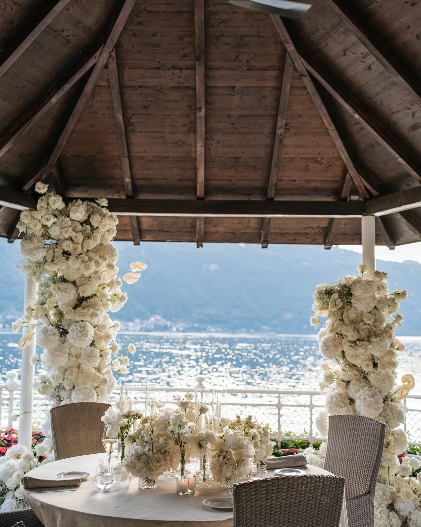 An intimate dinner on the shores of Lake Como - framed by sculptural florals, shimmering water and golden evening light. More from this incredible celebration to come. 

Bride | @heather_butcher_
Groom | @julianmconnors
Venue | @villalarioresort
Plan