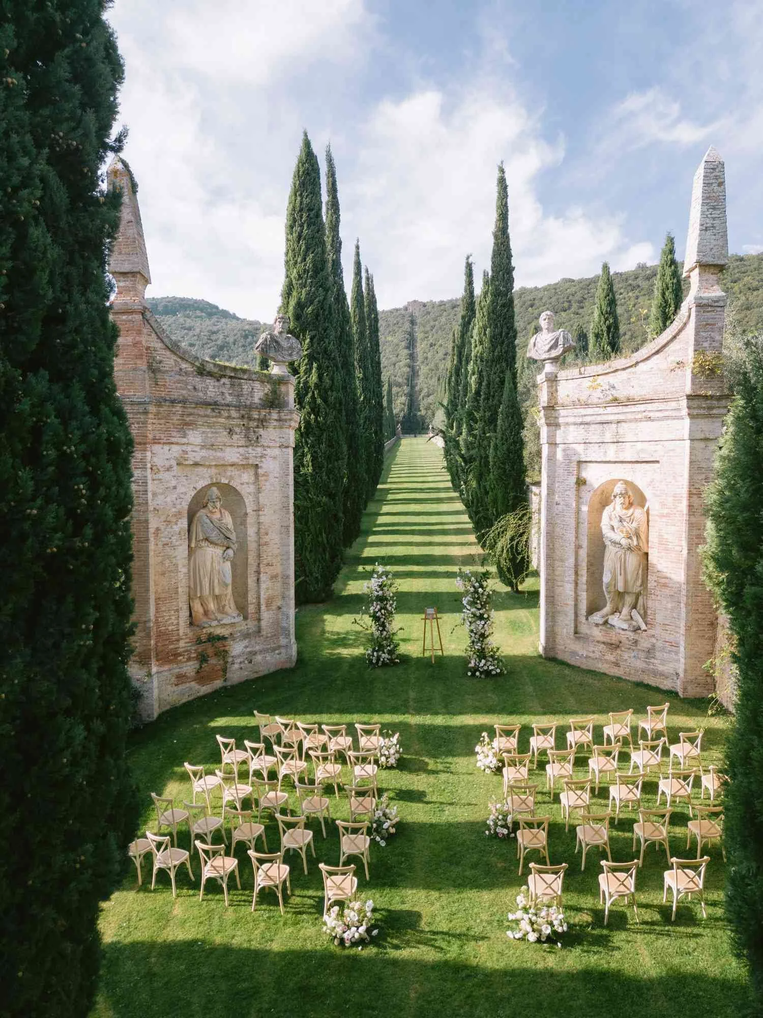 14-al-fresco-tuscany-wedding-ceremony-decor-matteo-coltro-0724-fad47794f38f4c58b0bef7e8196deaee.jpg