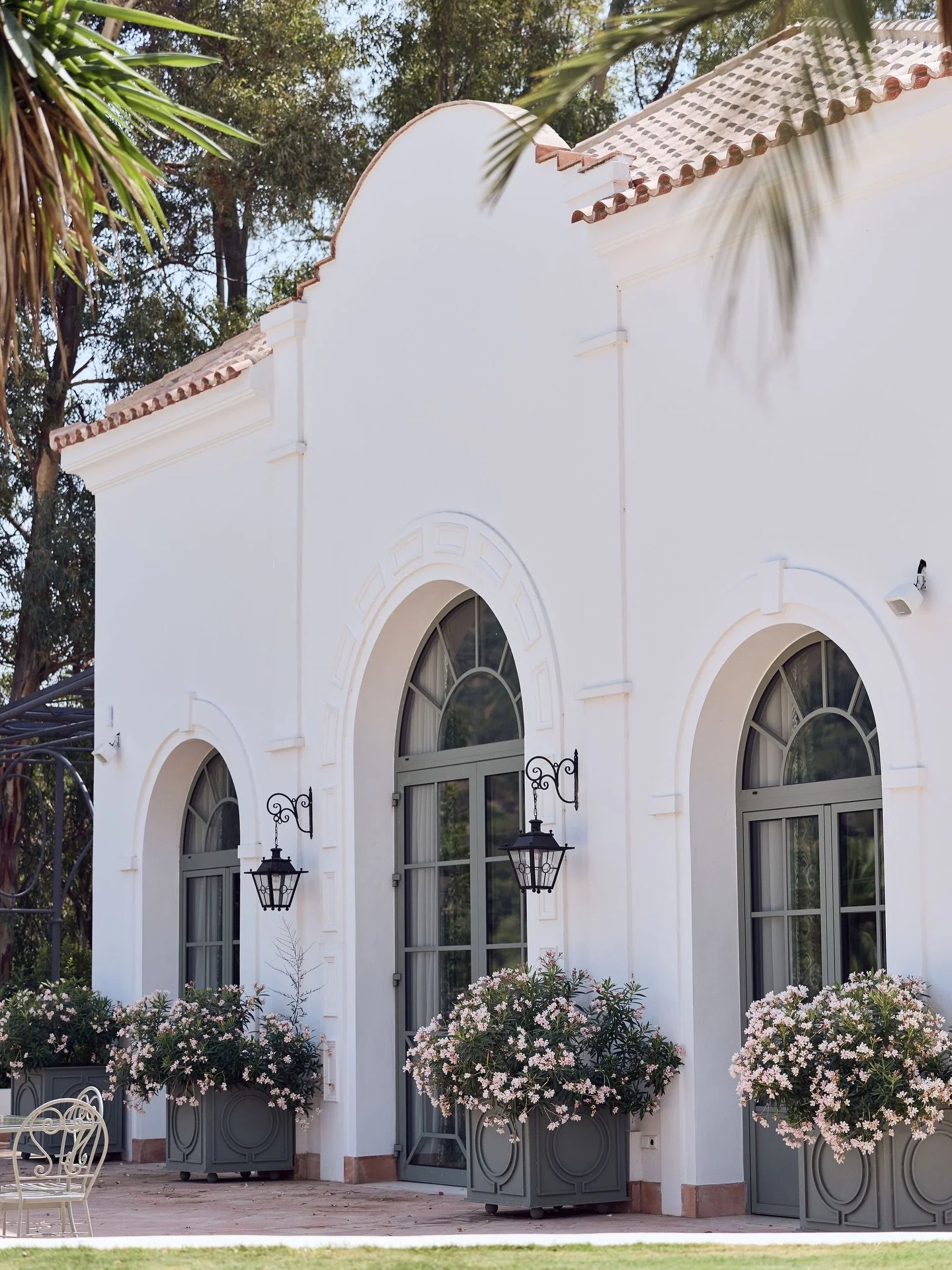 A Marbella setting defined by Spanish architecture and soft Mediterranean light, set within Finca La 
Concepci&oacute;n 🇪🇸

Captured by @lostinlove_photography from C&amp;G&rsquo;s special day. 

Bride | @cziegler1
Groom | @the2ndcomingofgraham
Ve