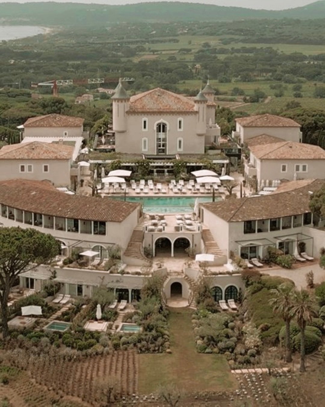 With the kind of presence The White Lotus would recognise, Ch&acirc;teau de la Messardi&egrave;re set the scene for Georgia and Simon&rsquo;s wedding &ndash; layered, cinematic and quietly indulgent. 

Gallery by Jack Henry, Aerial Image by Soda.

Br