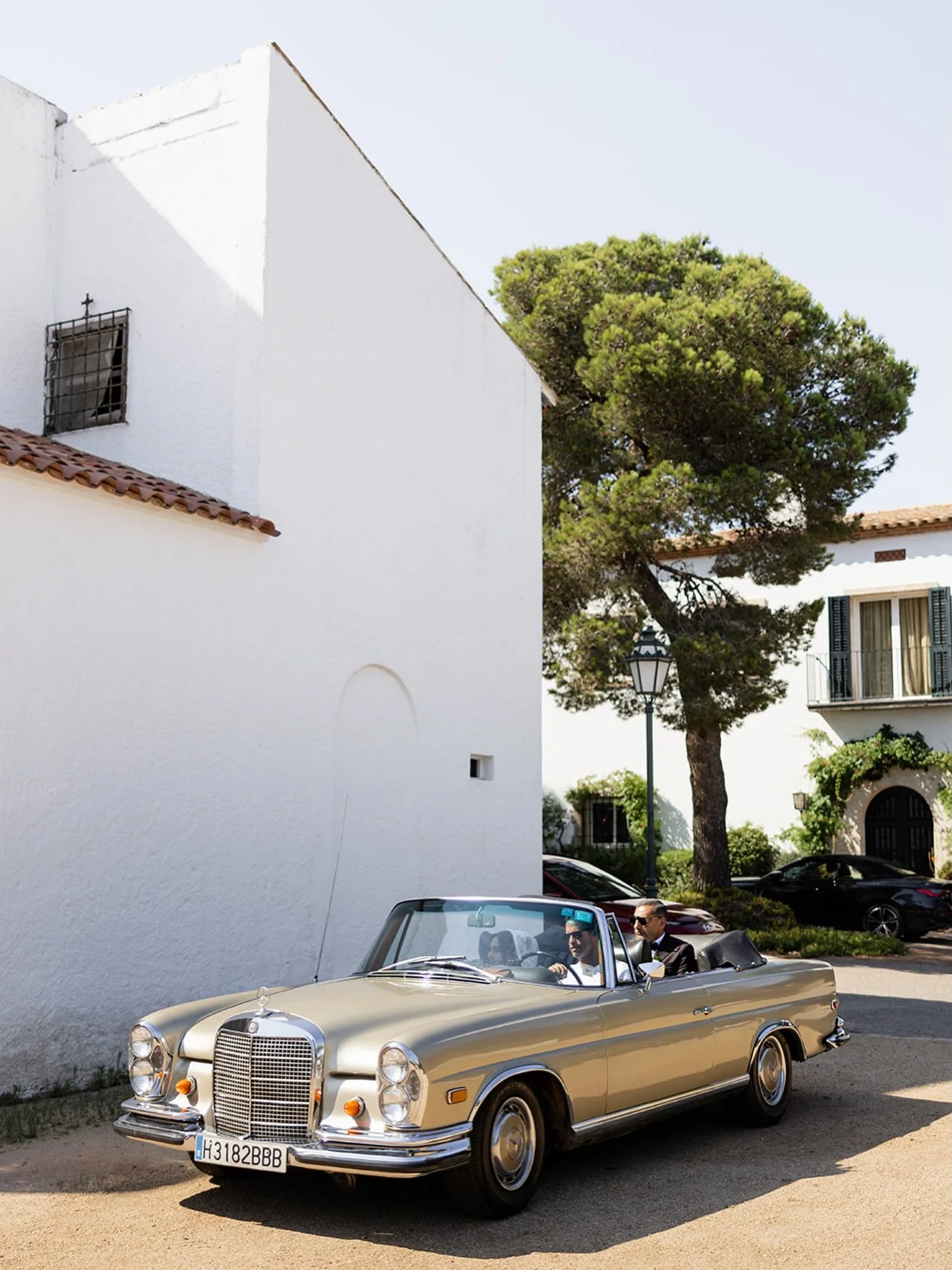 Timeless by design &ndash; a classic Mercedes, Mediterranean light and the unmistakable romance of Hostal de la Gavina.

Bride | @drusillamartinez 
Groom | @andresleonardo
Venue | @lagavinasagaro
Planner | @mrssmithweddings
Photographer | @lamom