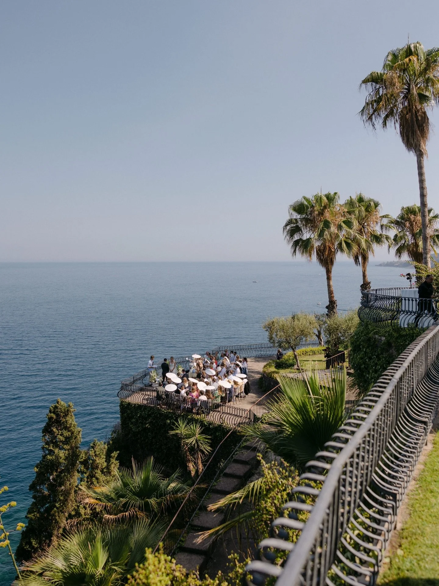 Where the sea meets the celebration &ndash; an Italian afternoon done properly 🩵 
.
.
.
.
.
#italywedding #destinationwedding #ceremony #weddingday #wedding