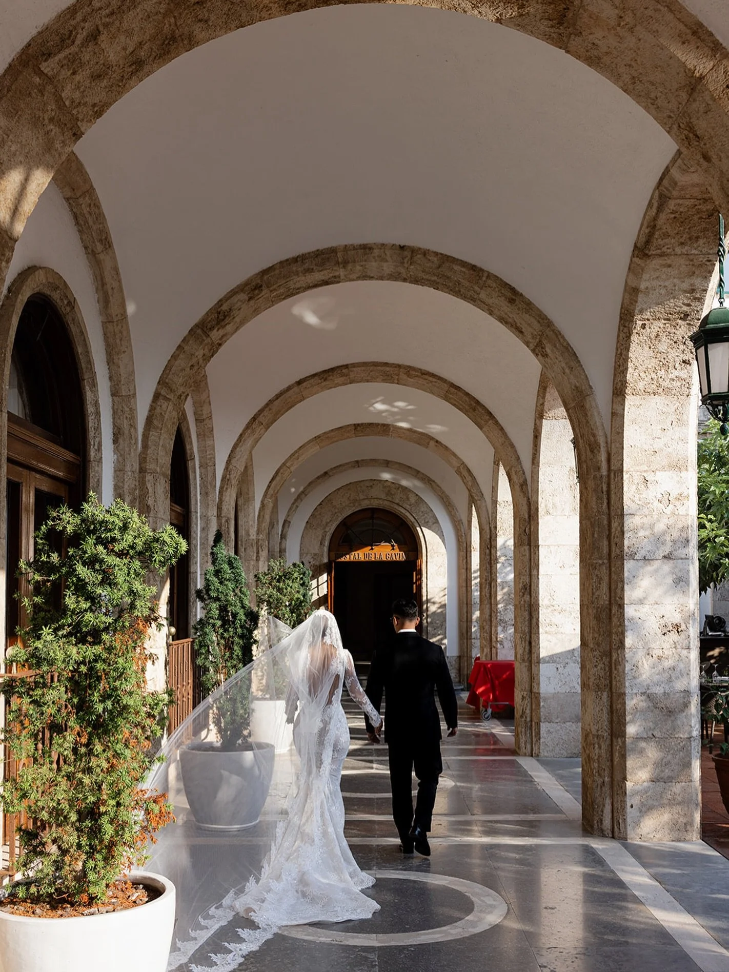 Walking beneath the arches of La Gavina, Spain - a setting that feels as timeless as the moment itself 💫
.
.
.
.
.
#spain #spainwedding #luxury #hotel #weddingday