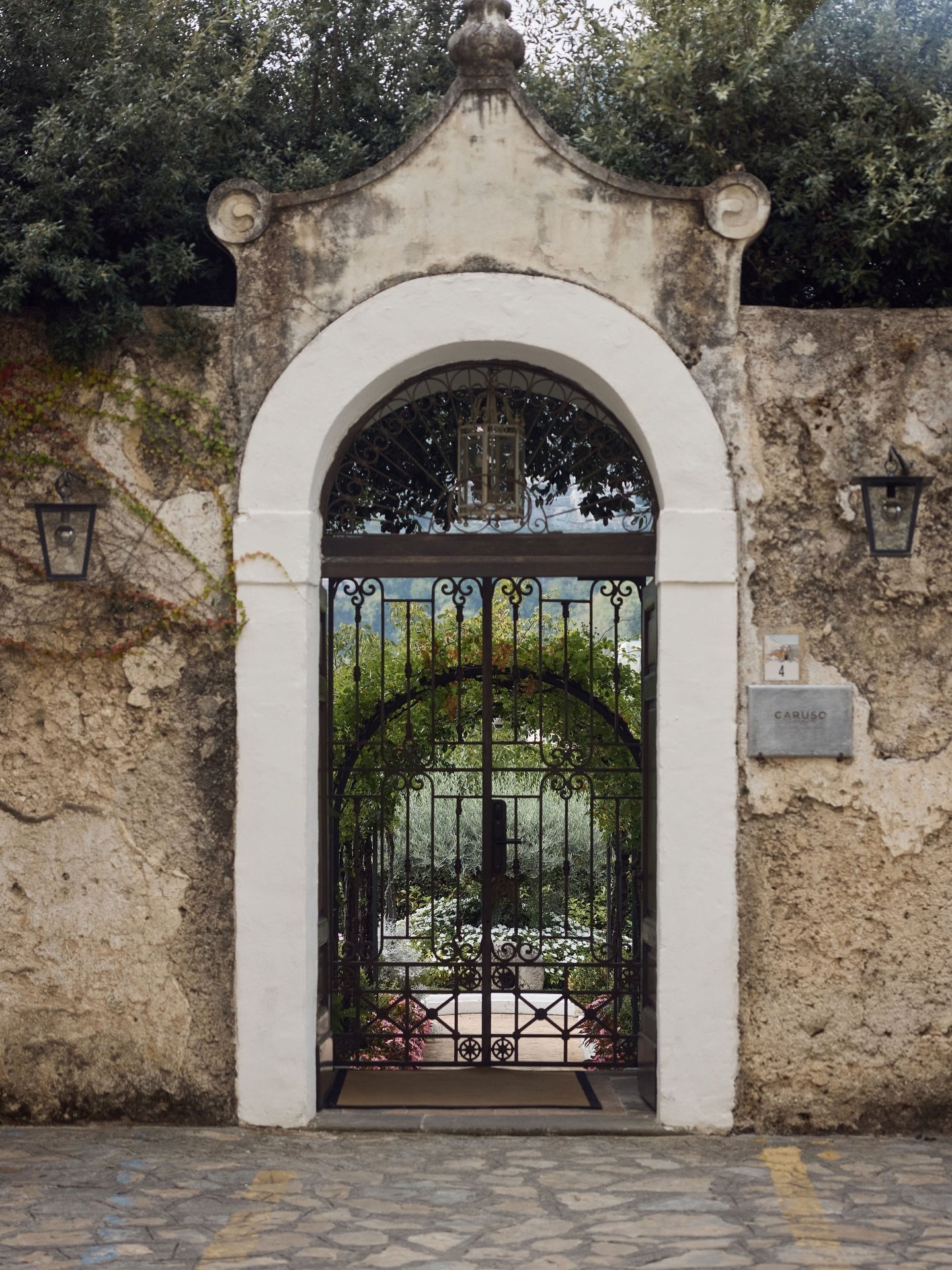 A collection of moments from the morning of L+H&rsquo;s wedding in Ravello. ✨

The quiet elegance of Belmond Caruso. Light moving through centuries-old archways. The anticipation of a day about to unfold.

Imagery by @lostinlove_photography 

Bride |