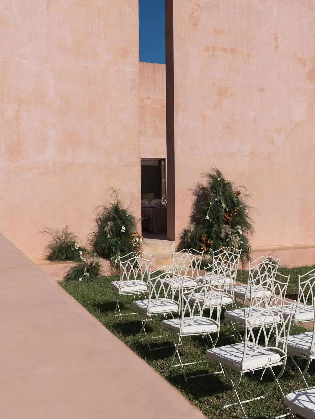 Wild, sculptural and beautifully unexpected. A contrast against the soft pink architecture of Neuendorf House.
.
.
.
.
.
#neuendorfhouse #mallorcawedding #mallorca #spainwedding #ceremony florals