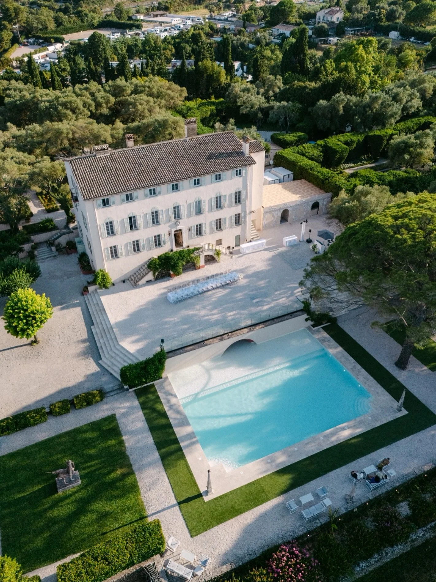 Bastide du Roy 🇫🇷. We remember places as much as we remember moments. It&rsquo;s why drone photography has become one of my favorite parts of a wedding collection. 

Bride | @alyssaadoncello_mua
Groom | @bennyballerrr
Planner | @mrssmithweddings
Ve