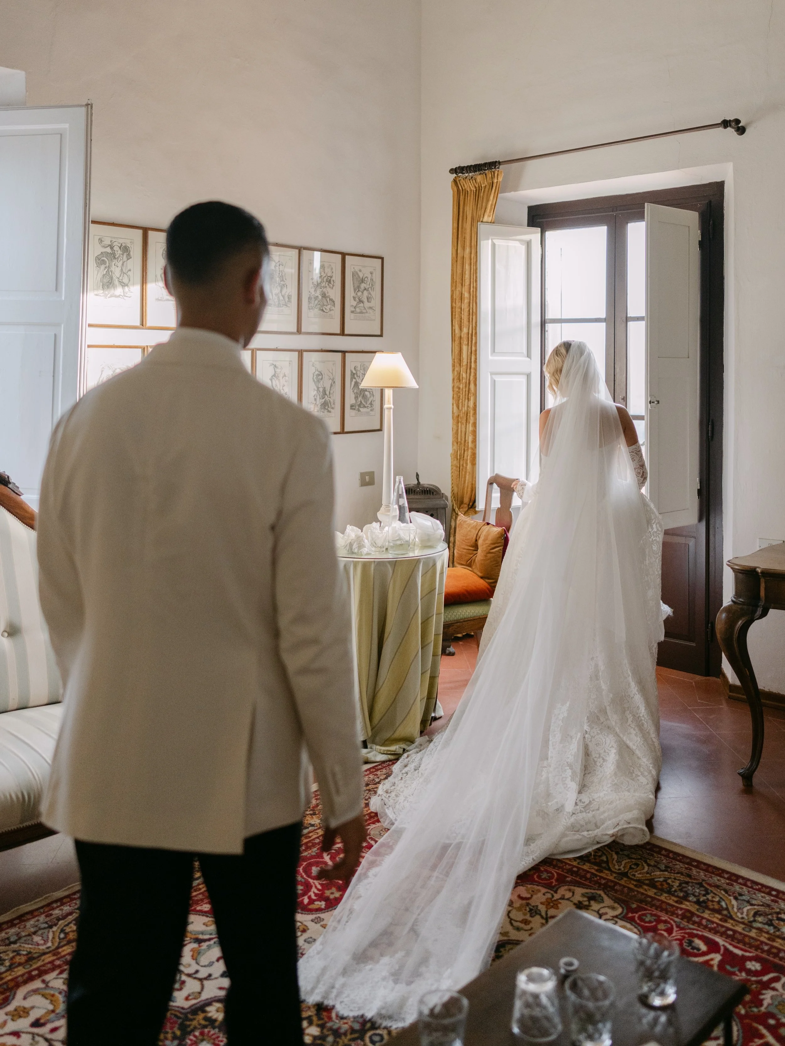 A moment in motion at Villa Il Pozzo. 

P+I moving through the house between portraits, veil trailing behind them and the villa becoming part of the frame. 

Beautifully captured by @angigraphy 

Bride | @porsha_kaltoum  Groom | @isaackaltoum Venue |