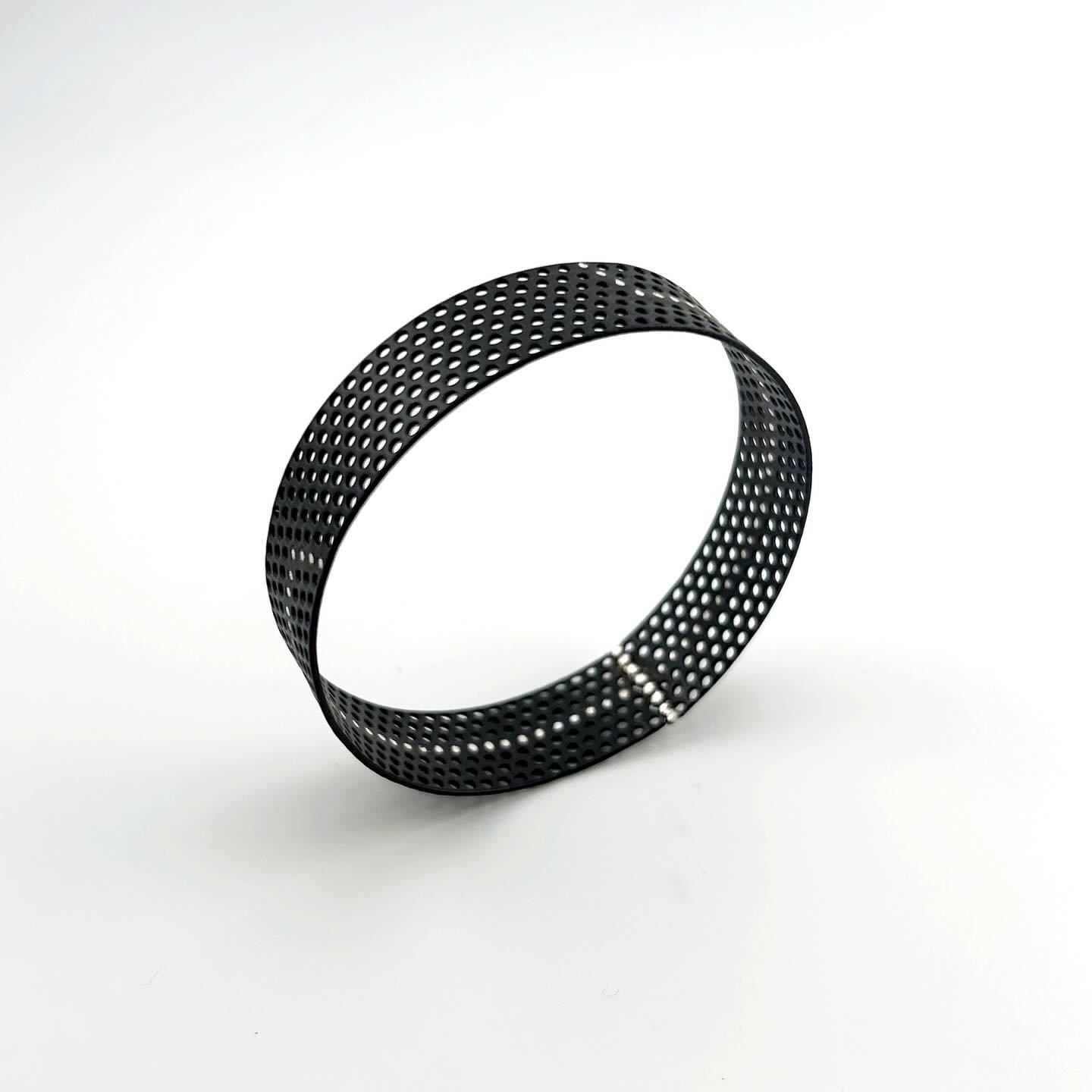 &ldquo;Threading light&rdquo; in bangle. Mild steel and silver inlay with gallery wire. #bangle #simpledesign #geometricdesign #geometricjewellery #artjewelry #schmuck #blackjewellery #silverinlay #gallerywire #powdercoated #newwork #jinahjojewellery