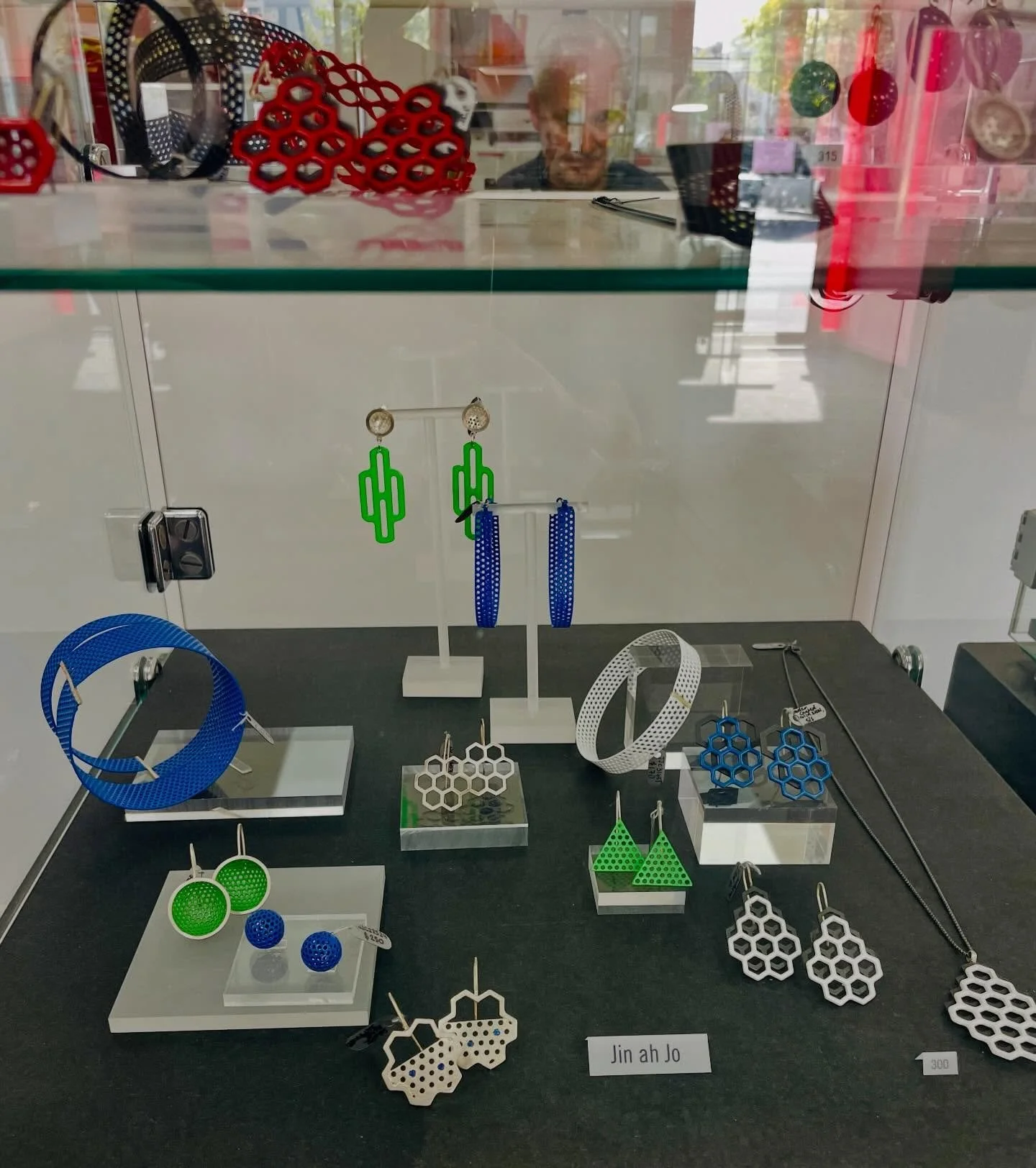 Early season&rsquo;s greetings from Perth! What a great year it&rsquo;s been. I hope everyone has a wonderful Christmas and enjoys the New Year celebrations.
Displays @studioingot #christmasgiftideas #jinahjojewellery #studioingot #colourful #geometr