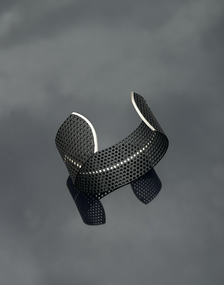 cuff with one line of silver inlay-s.jpg