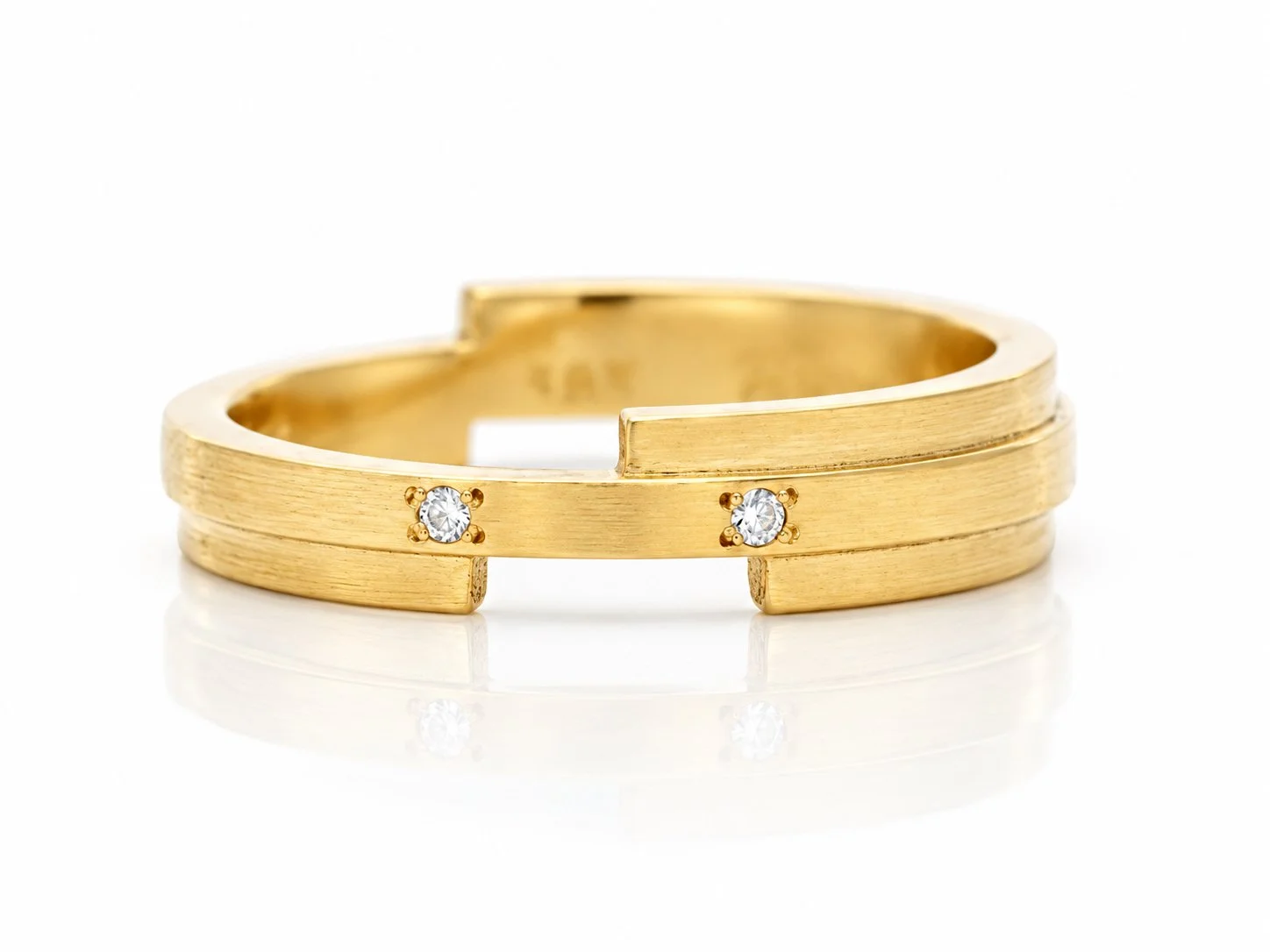 18ct y with 2 small white diamonds.jpg