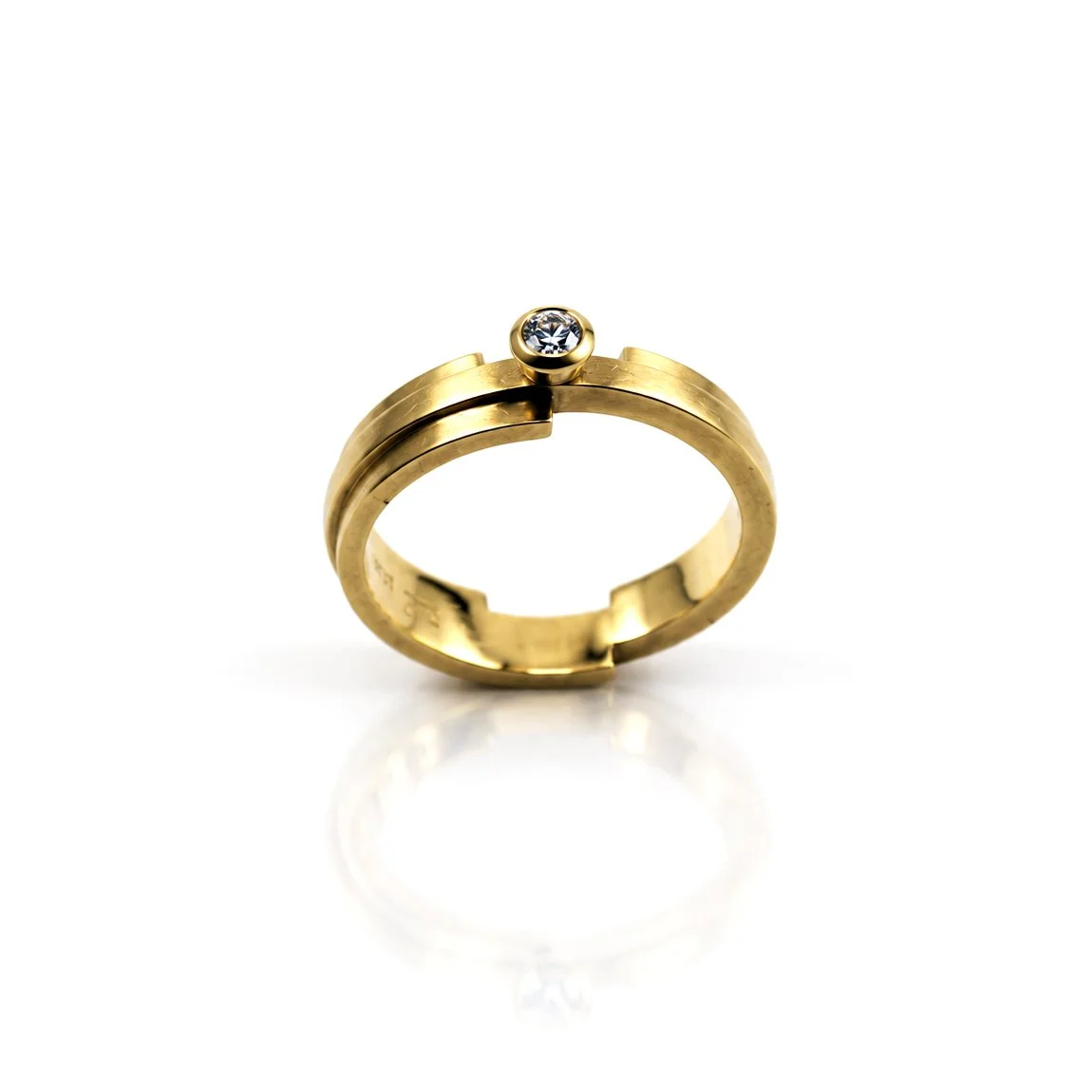 18ct y with white d ring.jpg