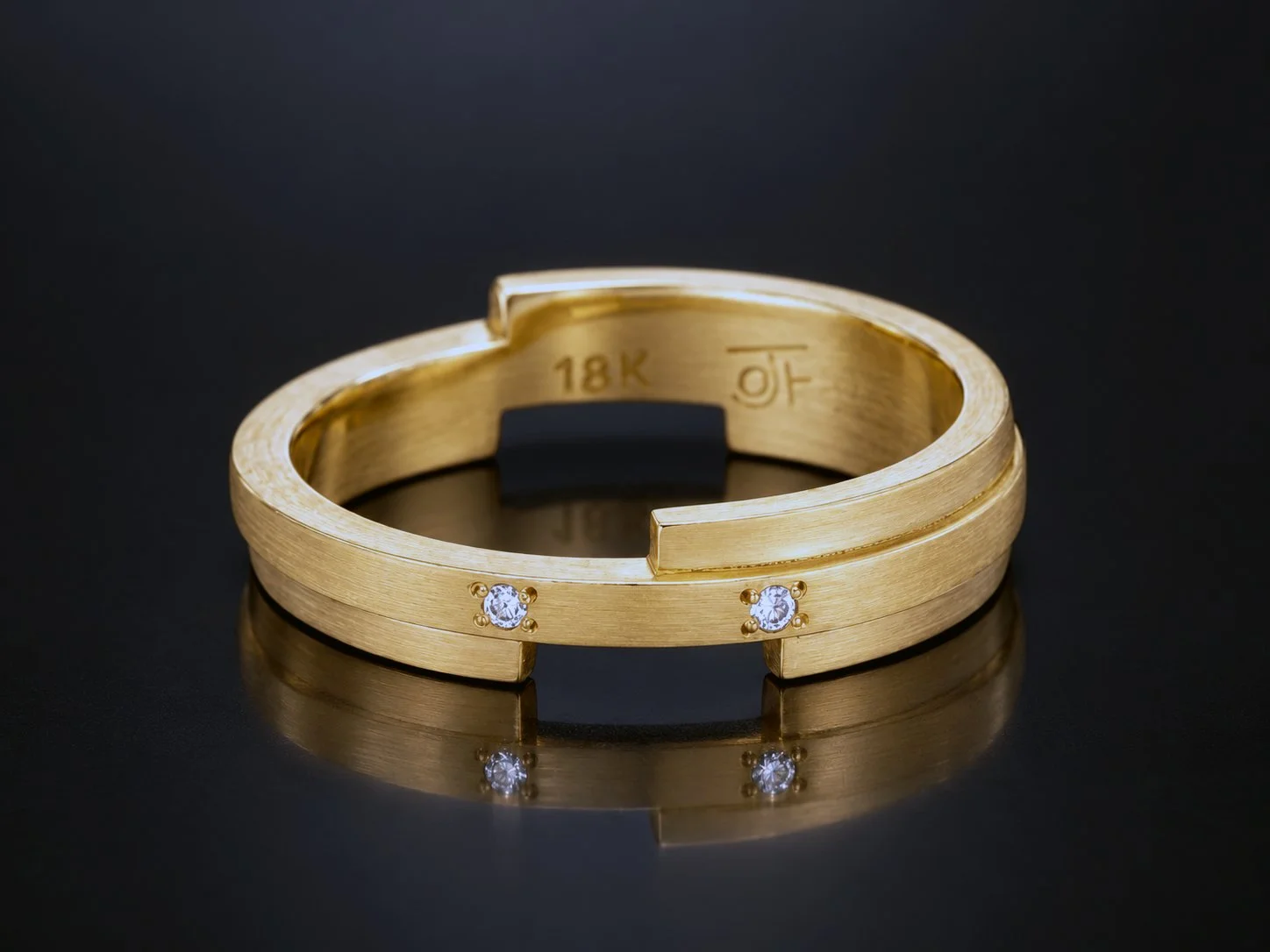 18ct y with 2 small white diamonds2.jpg