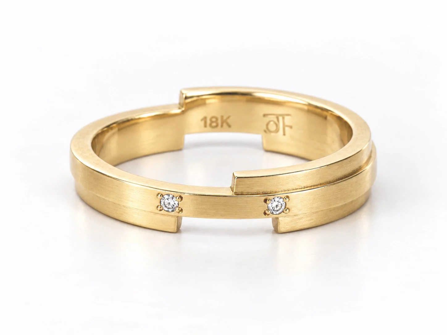 18ct y with 2 small white diamonds3.jpg