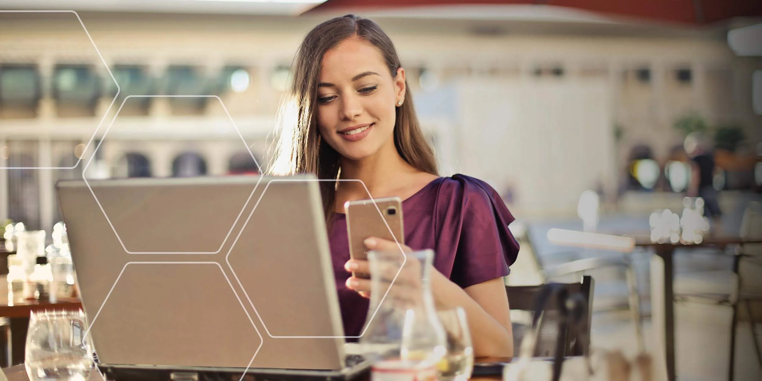 Vrouw met laptop en telefoon.jpg