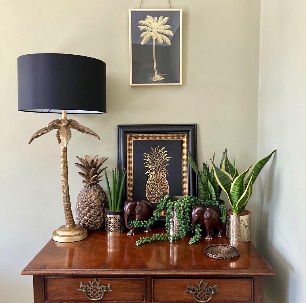 A lovely tropical themed Shelfie from @hall_farm_cottage