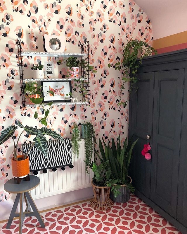 Wallpaper Wednesday strikes again! Today I&rsquo;m featuring my most fabulous @eleanorbowmer Pink Leopard Print wall in my office 🐆
I knew, the moment Eleanor launched her wallpaper range that I had to find somewhere it the house to sneak this one i