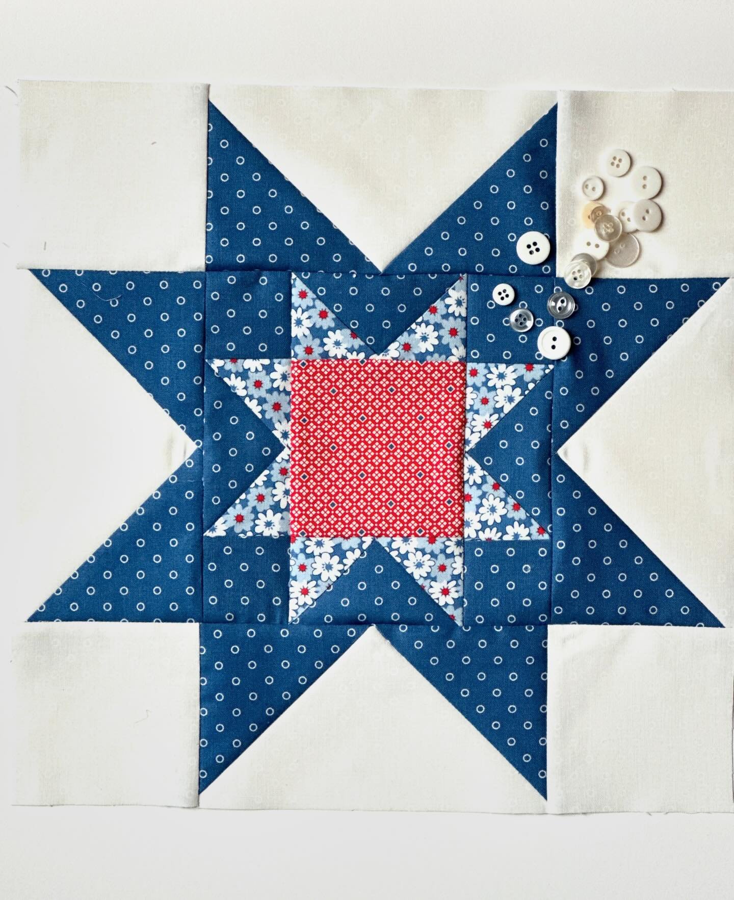 Today's #modablockheads block is Double Star, by @figtreeandco and I love the possibilities! Imagine a whole quilt of stars with different centers, or different inner stars, or different outer stars...a perfect block to show off a range ofcolor and p