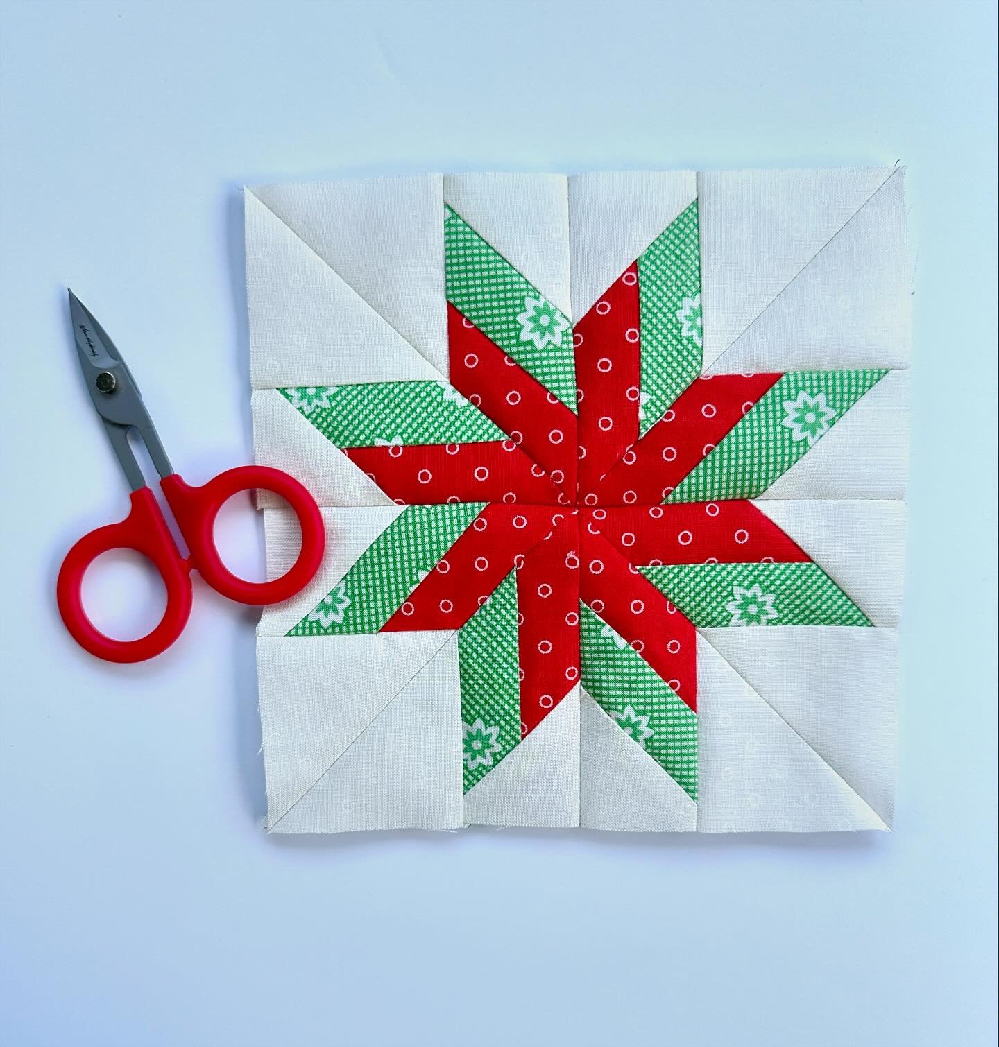 Spinning Star by @modalissa is this week's Blockhead block. A good skill builder, and I made two (swipe) because I wanted to create a little more contrast than my first pink and purple block. Red and green was a combination I hadn't yet tried with my