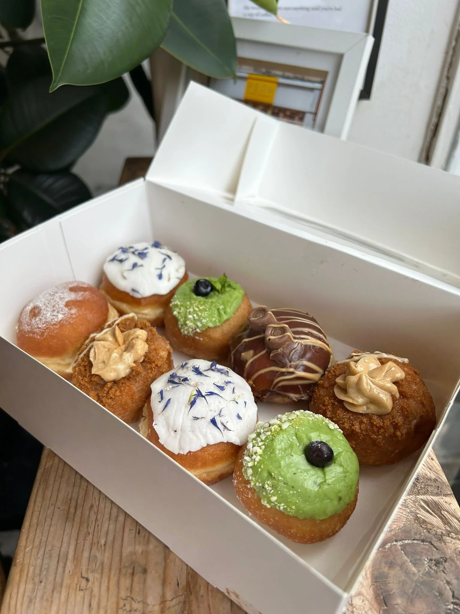 Mixed box of 8 mini doughnuts