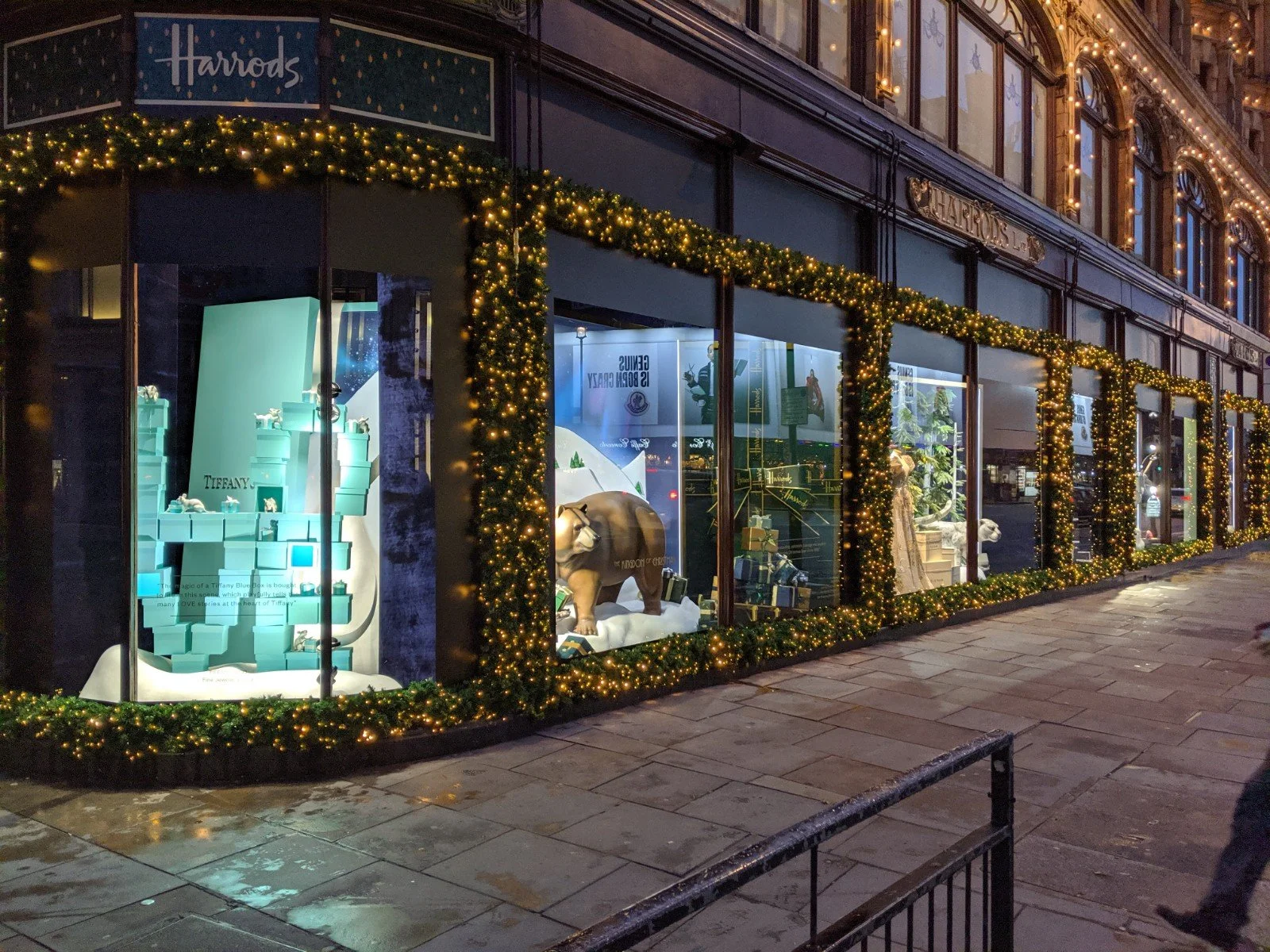 FESTIVE PRINT: RETAIL CHRISTMAS WINDOW DISPLAY IDEAS