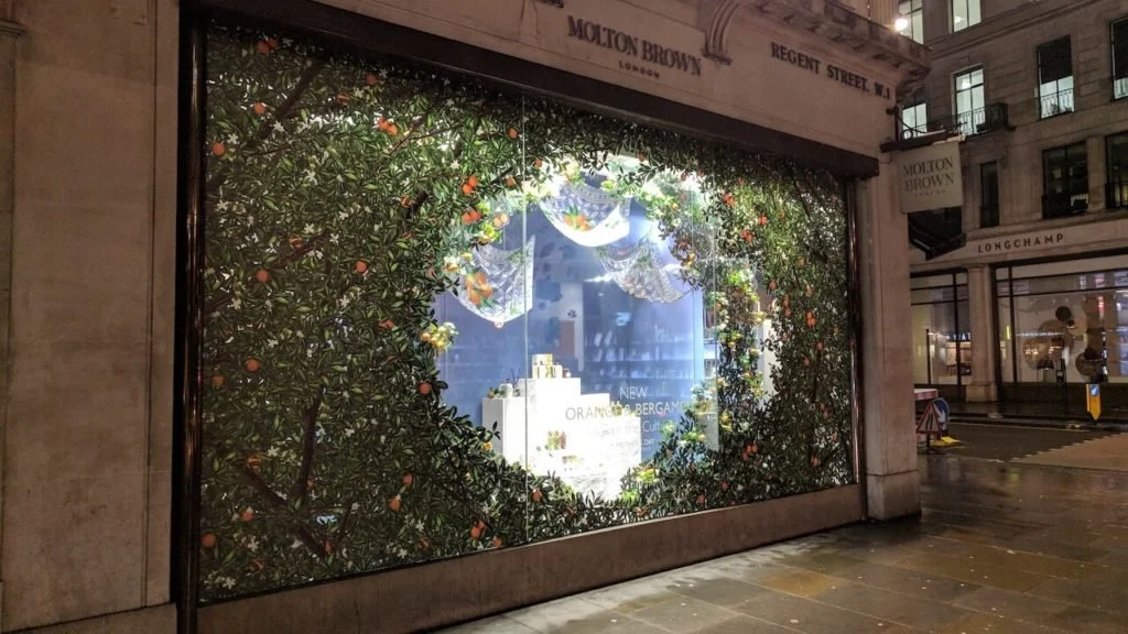 HOW PRINT GRAPHICS CAN ENHANCE VISUAL MERCHANDISING AT CHRISTMAS