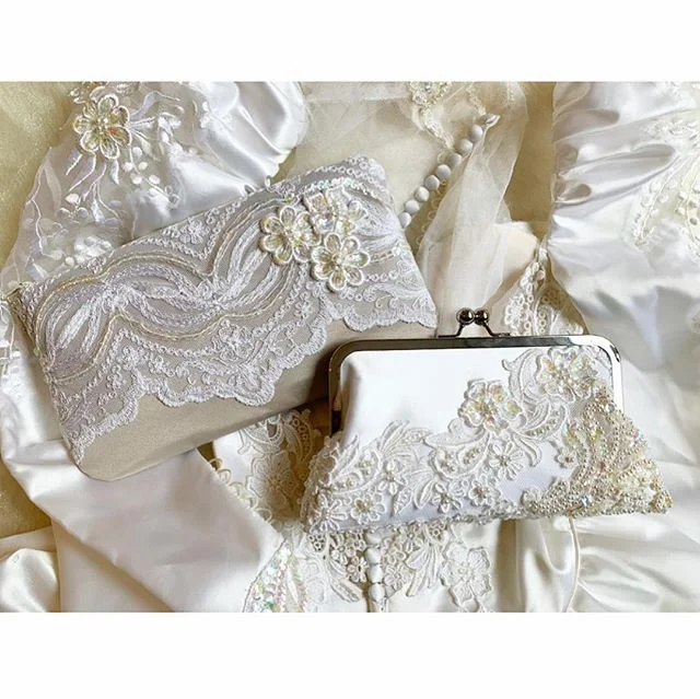 Sister, sister! ✨ Making more than one clutch when you are going through the process of cutting up the beloved family wedding dress is a smart idea!
As you can see, these two clutches are from the same dress, but couldn’t be more different in style!
