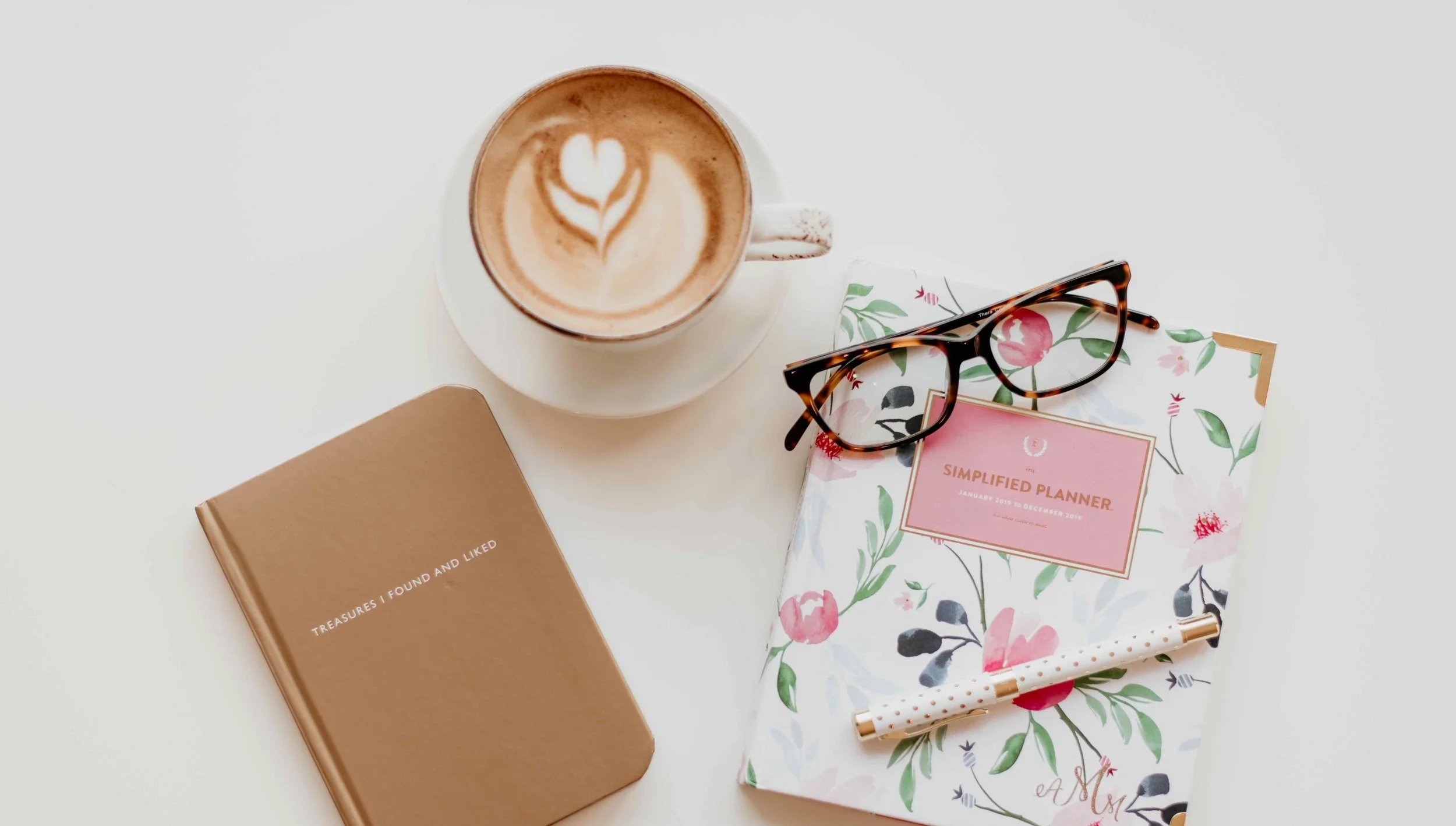 desktop+coffe+with+glasses+and+pen+planner+journal.jpg