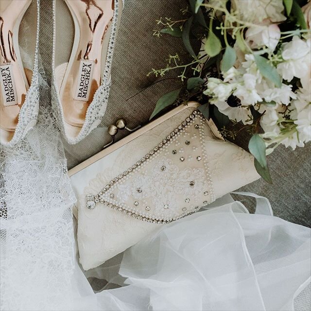 ✨ a little vintage glam ✨
for Christina’s purse we included a few different heirloom fabrics from her mother’s wedding dress PLUS a piece of jewelry! That’s an antique necklace adorning the edge of lace fabric!
.
📸 by @loreto_caceres_photography .
.