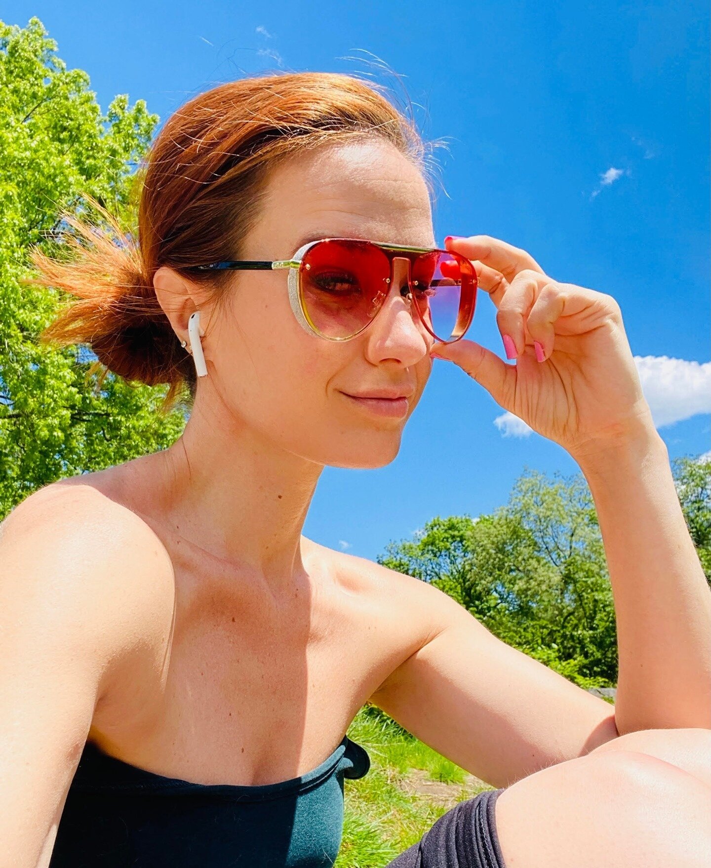 @officialsierraboggess is styling in these @tradinglooks sunglasses😎
