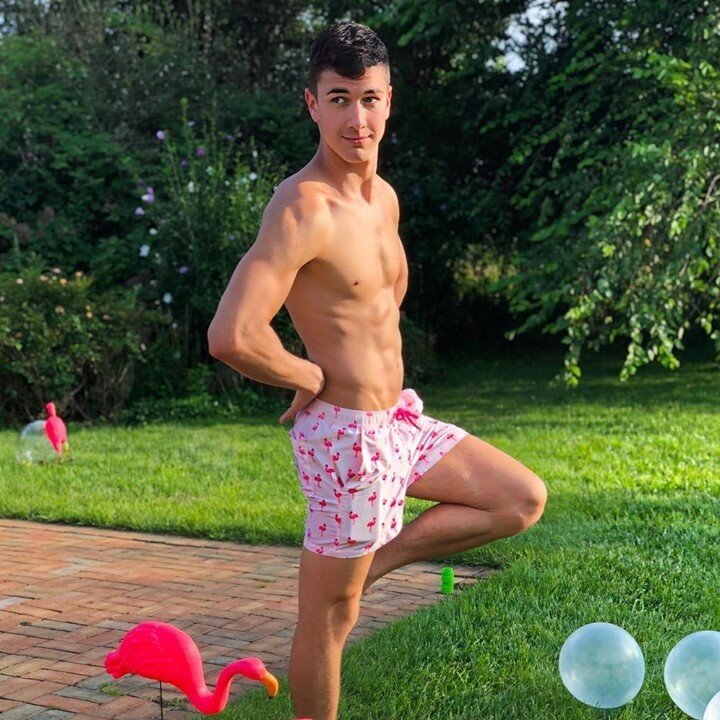 Is that a flamingo or The Cast favorite @rob_morean? ☀️