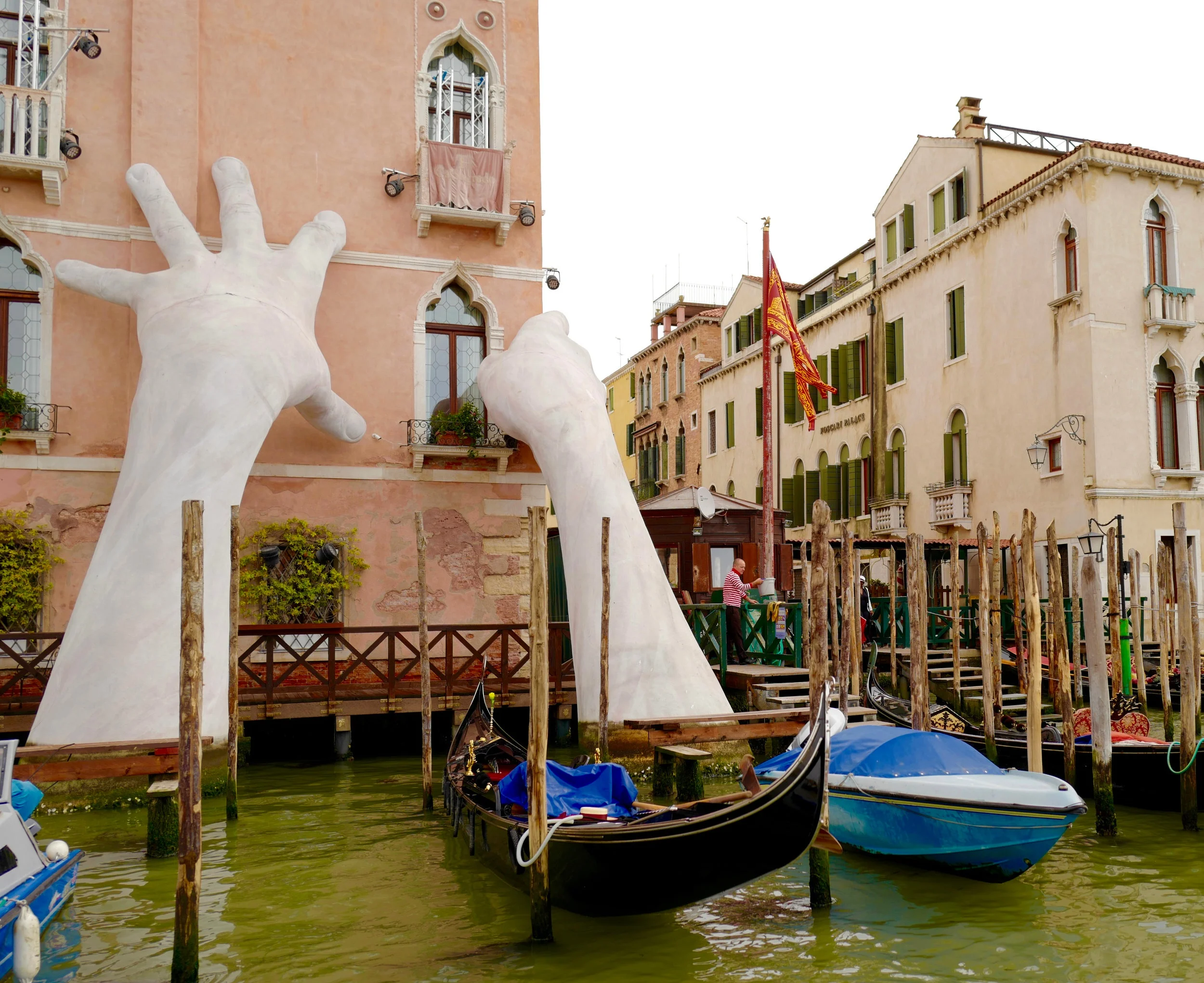Lorenzo Quinn’s Support at Venice’s Ca’ Sagredo Hotel, a worrying remainder about global warming