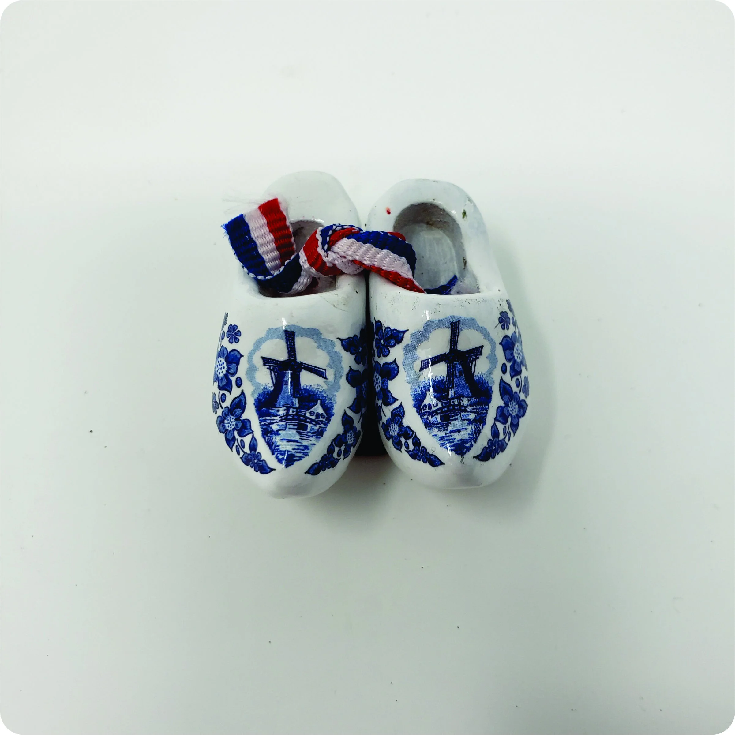 M222 Deluxe Small Wooden Shoe Magnet, Delft.jpg