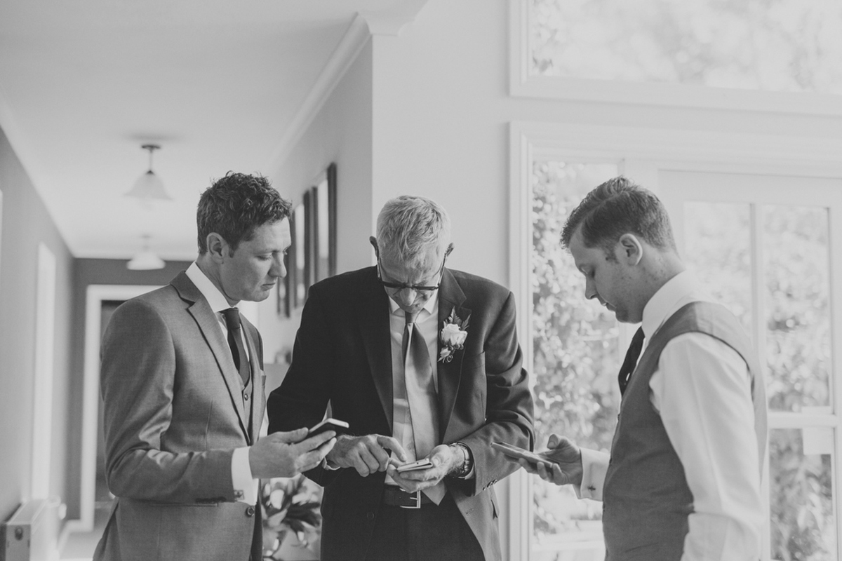 Phones-at-weddings-sioais-photography-166.jpg