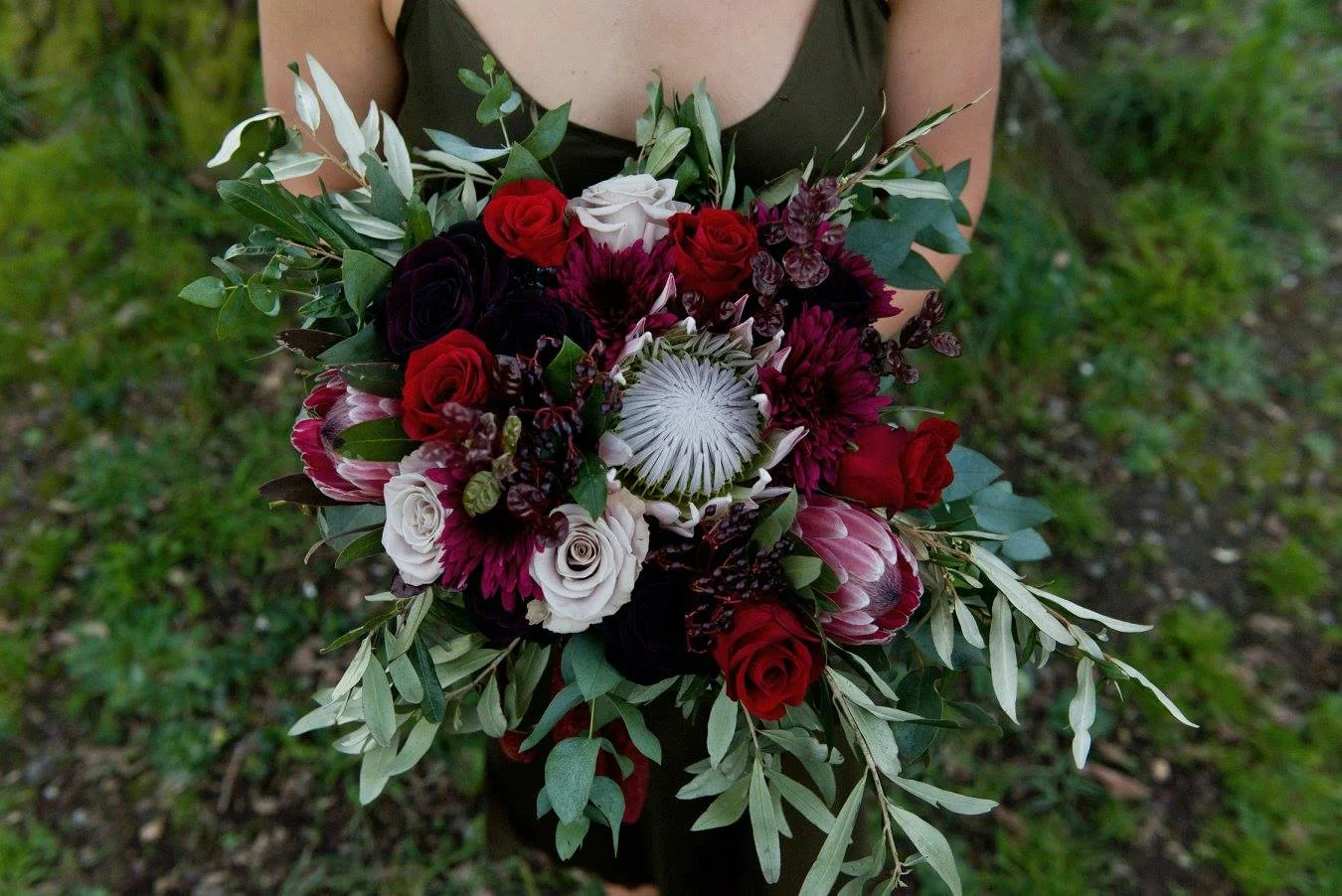 Burgundy bouquet by Floraluce