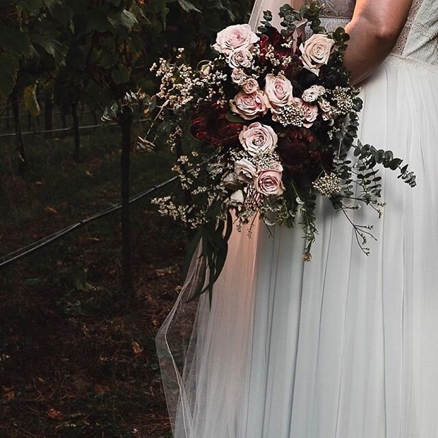 Colour palette inspo - we are loving the dreamy combination of rich burgundy with soft pinks in this bouquet crafted by @floralucenz 🌹