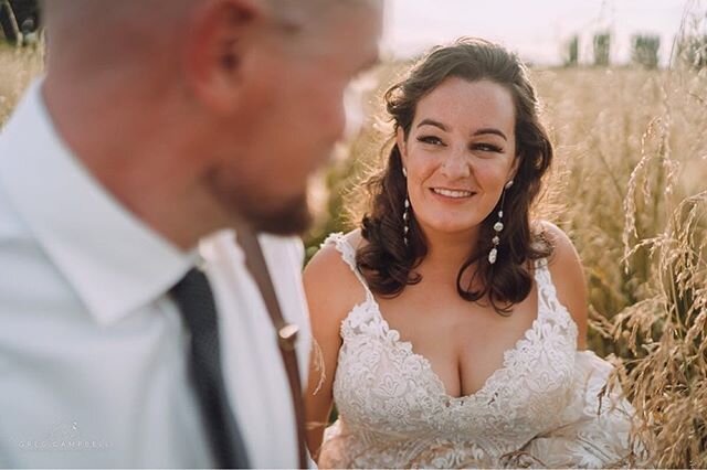 A whole lotta love to brighten up your Friday! 💛 ⠀⠀
Gorgeous bride Laura wearing a @helloromeobridalboutique_ gown, photographed by @gregcampbell.photo at @peppersparehua 📸