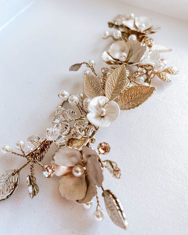 Perfectly timeless - we adore these intricate hairpieces from @helloromeobridalboutique_ ✨ 
Something to consider in your wedding planning - what jewellery will you wear? A little bit of sparkle is the perfect way to tie together the look!