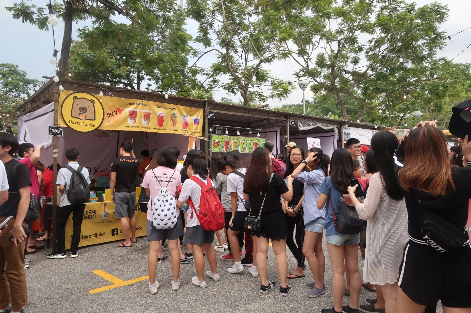 Visitors waiting in line for delicious juice and milkshakes by Dokemi Juice