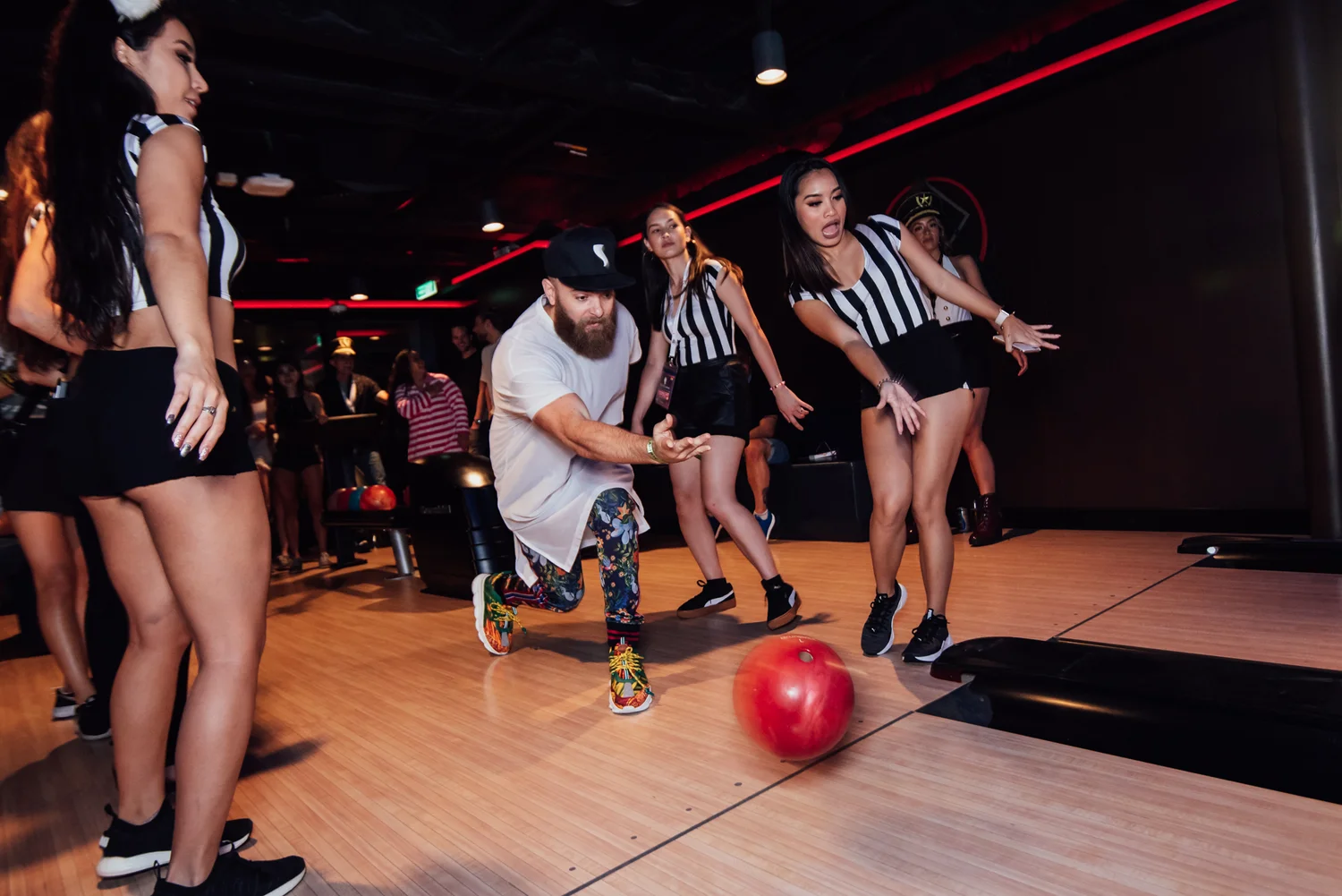  The ship also featured its signature pop-up parties and artist-led side activities where shipmates got competitive over Glow Bowling with Showtek, Beer Pong with Cash Cash, and struck a yoga pose with Helena Legend 