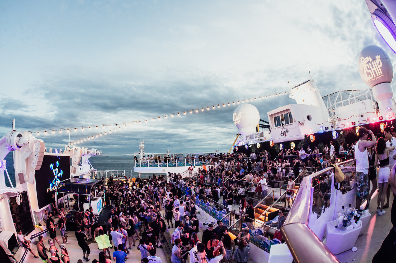 Crowd favourites ranging from the likes of Nahsyk, Franky Rizardo and Jasper Fioole led the crowd into a new day with their sunrise sets at the Anchor stage