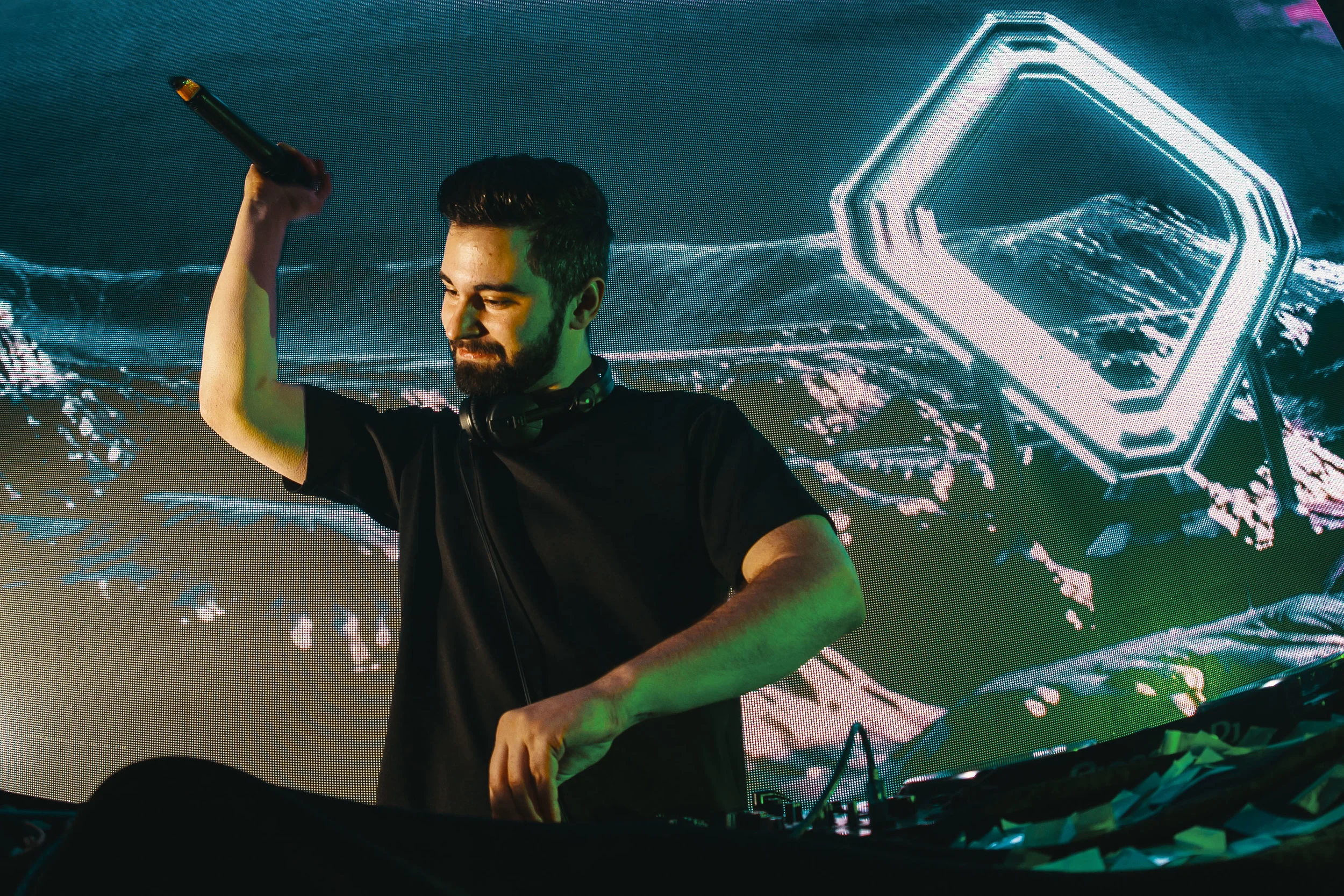  Dutch EDM star Dyro conducted a remarkable sprint across the country with sets at Rabbit’s Tale in Penang (14 December) and Flying Pagoni in Johore Bahru (15 December).    