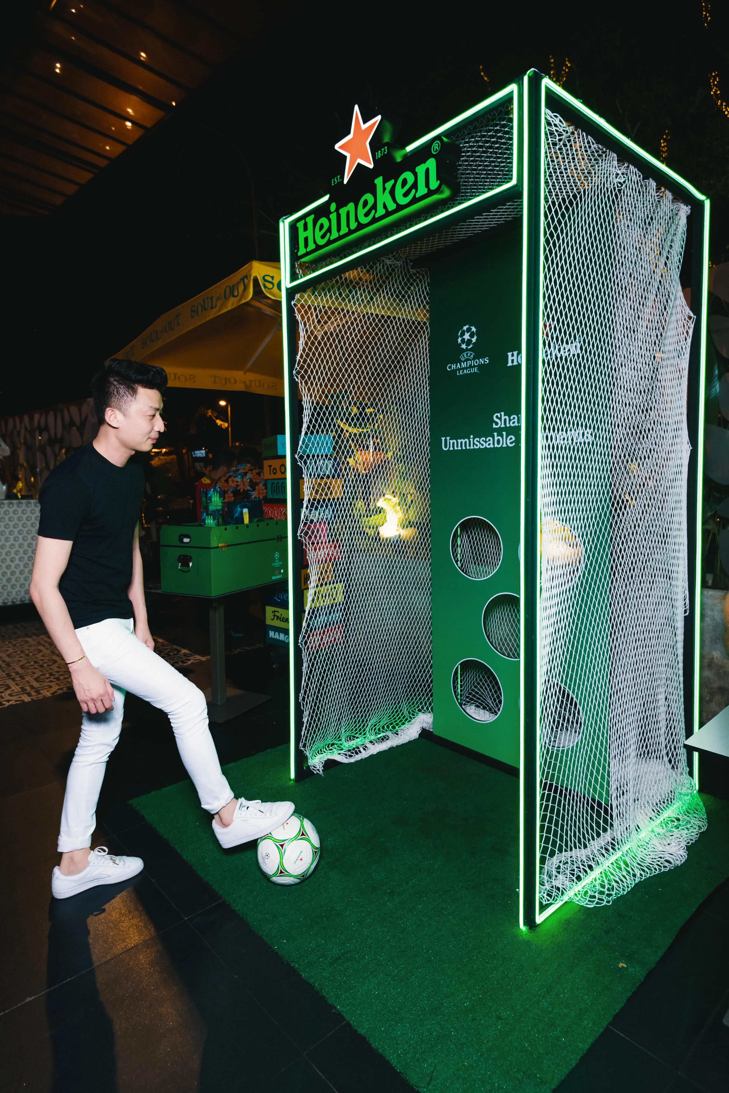  Guests put their football skills to the test and scored exclusive Heineken® & UEFA Champions League merchandise at the Heineken® Extra-Time Zone. 