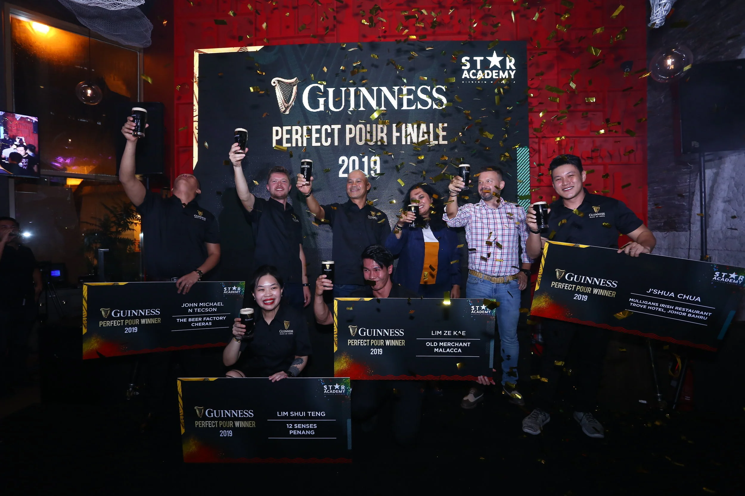  [L-R] John Michael, The Beer Factory, Cheras - Cian Hulm, GUINNESS Brand Ambassador - Lim Shui Teng, The Old Merchant, Malacca - Roland Bala, Managing Director, HEINEKEN Malaysia - Lim Ze Kae, 12 Senses, Penang - Archana Sridhara, Marketing Manager, Guinness & Diageo Brands - Vasily Baranov, Sales Director, HEINEKEN Malaysia - J’shua Chua, Mulligans Irish Pub, Johor   
