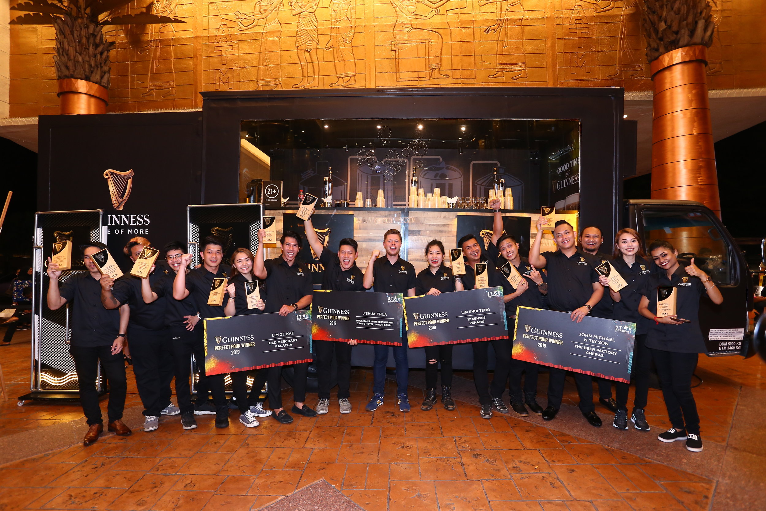  The 16 finalists with GUINNESS Brand Ambassador, Cian Hulm 