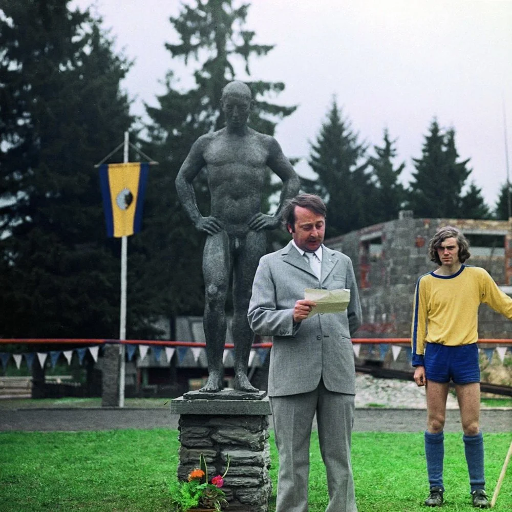der-nackte-mann-auf-dem-sportplatz-szenenbild-2.jpg